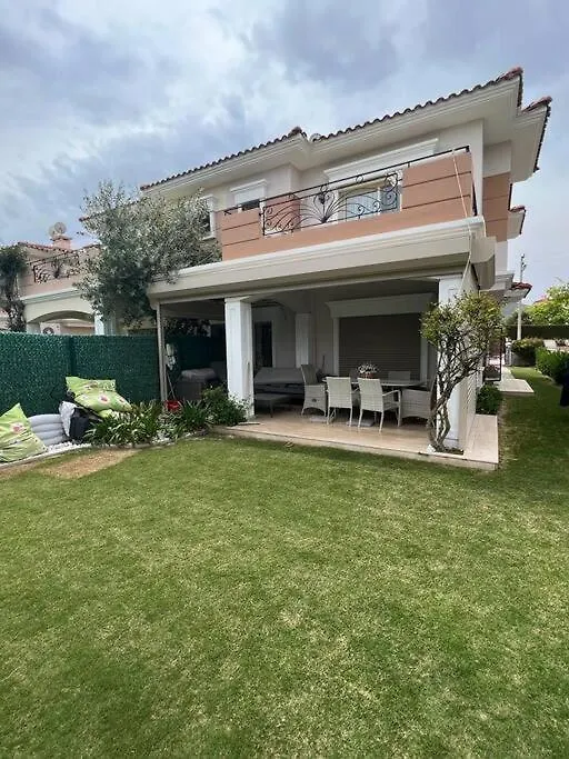Alacati Carsida, Oezel Havuzlu 4 Odali Villa Çeşme بيت للعطل