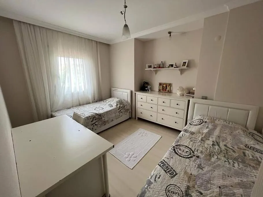 Alacati Carsida, Oezel Havuzlu 4 Odali Villa Çeşme بيت للعطل