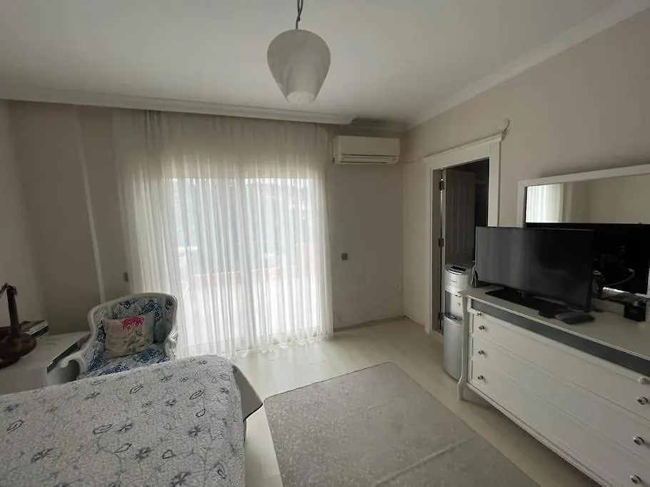 Alacati Carsida, Oezel Havuzlu 4 Odali Villa Çeşme بيت للعطل